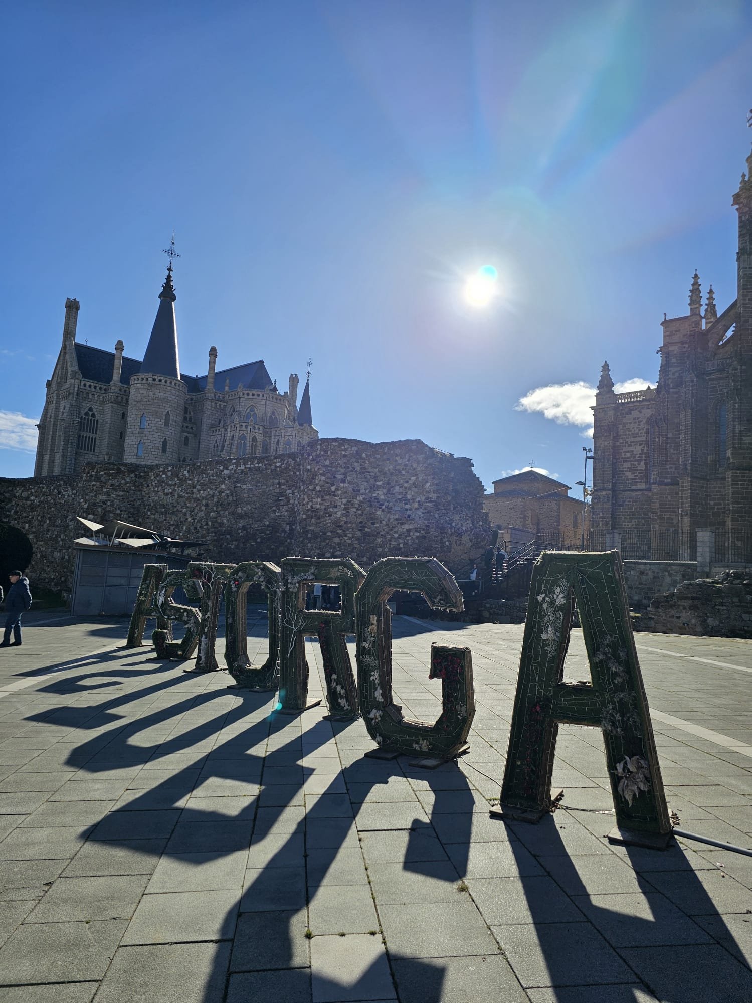 En la foto se muestran las letras de Astorga en la parte trasera del palacio en un día soleado