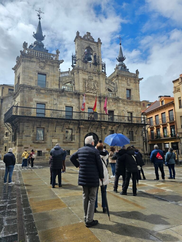 Foto del Ayuntamiento de Astorga con un grupo en una visita guiada