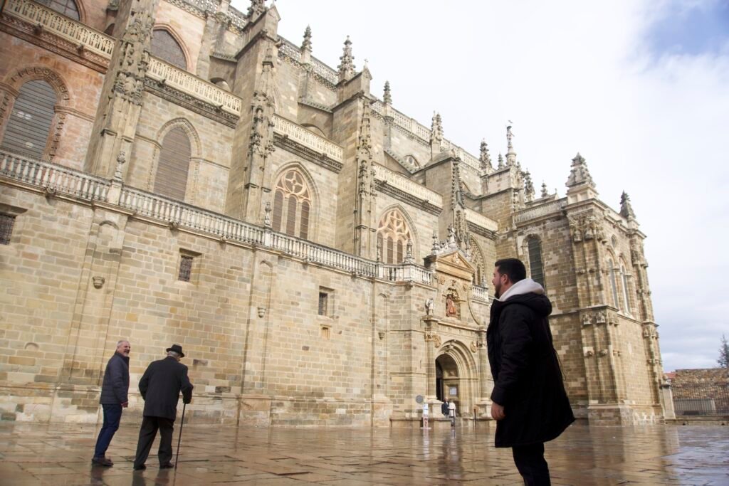 Foto de Miguel, fundador de AsTours, frente a la portada renacentista de la Catedral de Astorga