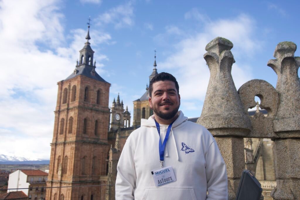 En la foto se ve a Miguel, fundador de AsTours frente a la Catedral de Astorga