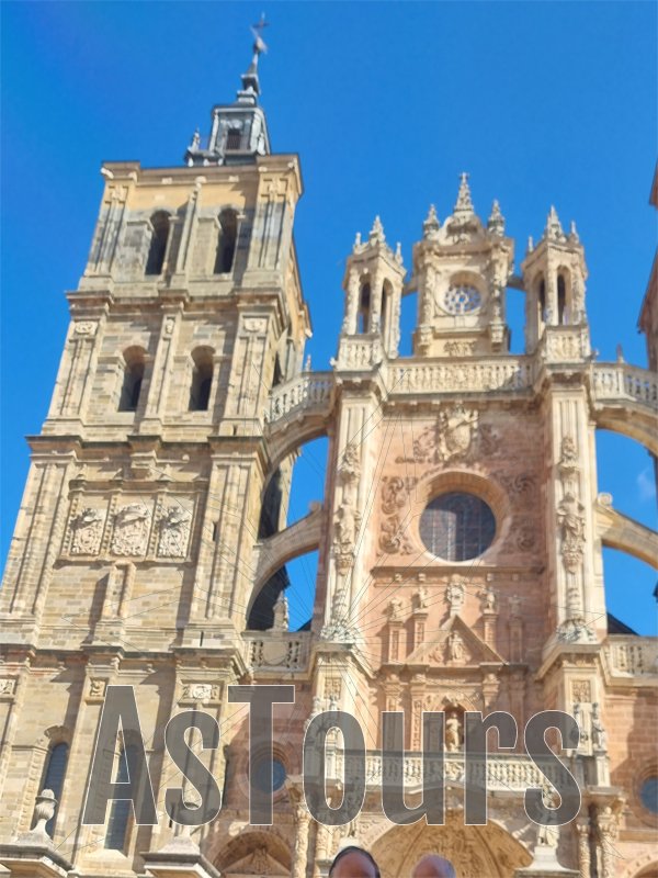 Foto de la portada barroca de la Catedral de Astorga para AsTours